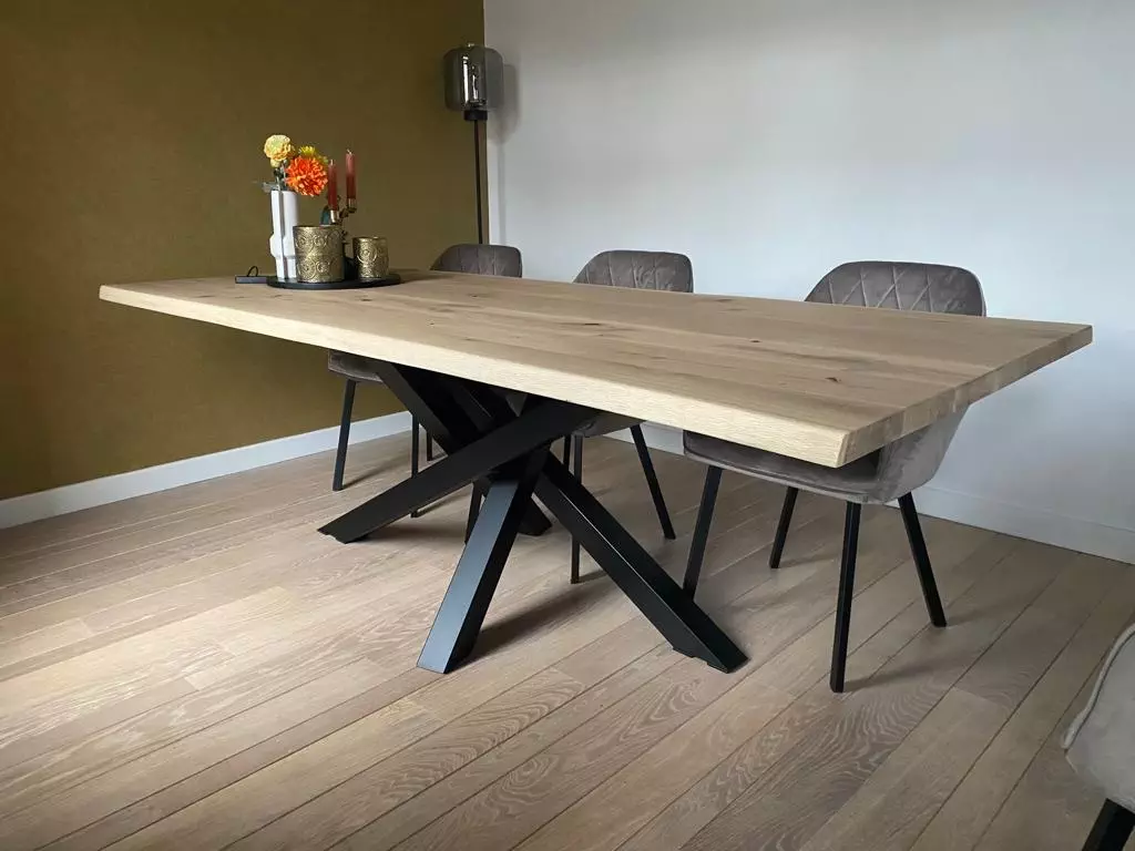 Eiken boomstam tafel met Twist onderstel