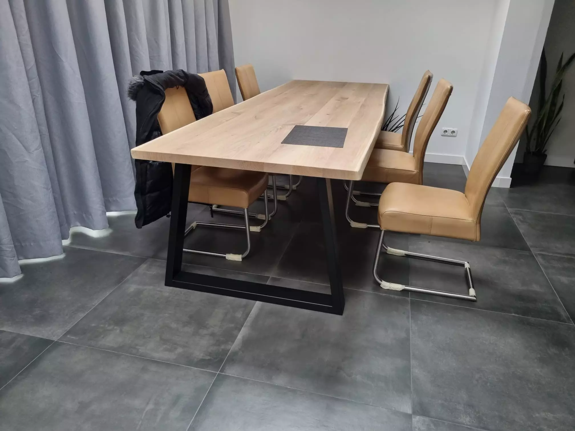 Eiken boomstam tafel met smalle U Poten